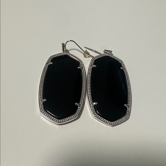 🌴 Kendra Scott Danielle Earrings - Picture 2 of 3